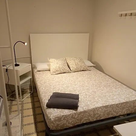 Amat Private Near Plaza Universitat Hostel *
